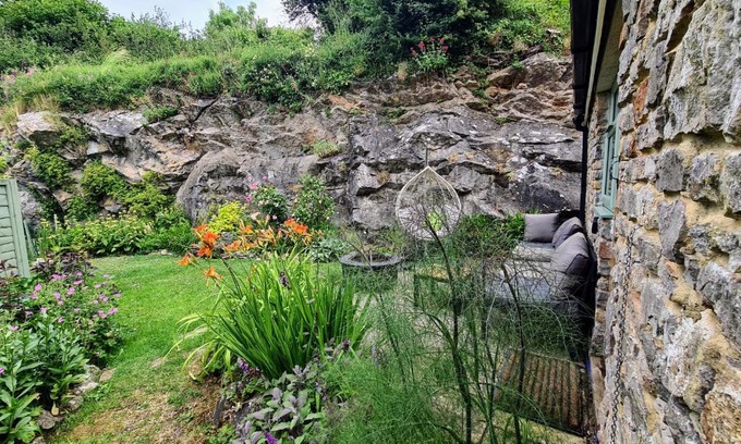 Vobster House | Pet-Friendly Barn + Cliff Garden: Your Escape Near Bath