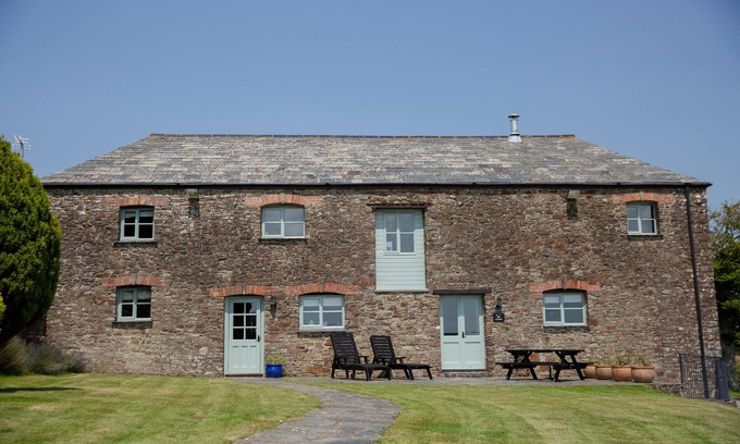 Bude Cottage | Elegant Barn Conversion with Pool Near Ocean - Rated 9.8