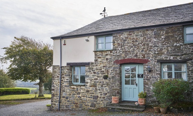 Bude Cottage | Relaxing Barn Conversion with Pool Near Ocean & Stunning Views