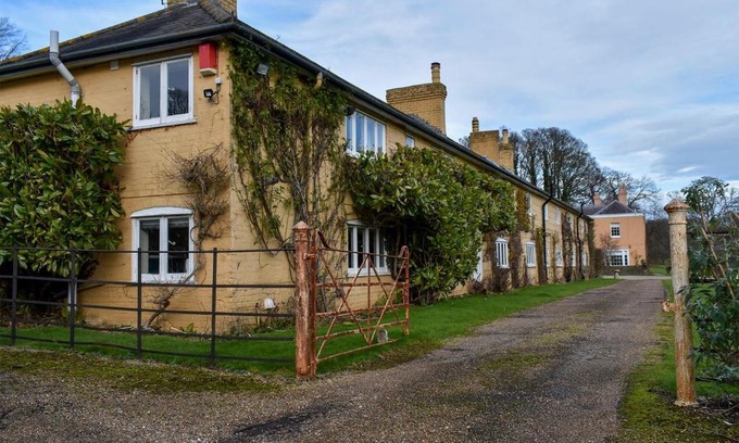 Eythorne House | Cozy Barn Cottage: Pet & Child Friendly Retreat Awaits