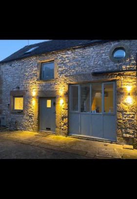Youlgreave House | Inviting Barn Cottage: Pet-Friendly Retreat with Kitchen