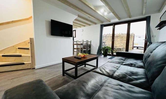 Frome House | Barn Cottage: Indoor Pool Access & Perfect Family Retreat