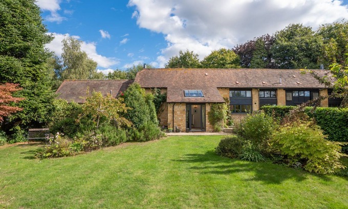 Paxford House | Inviting Barn End, Paxford - Family-Friendly with Breakfast
