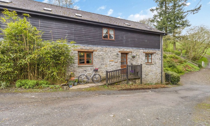 Felindre House | Barn End: Family-Friendly Three Bedroom Retreat with Hot Tub