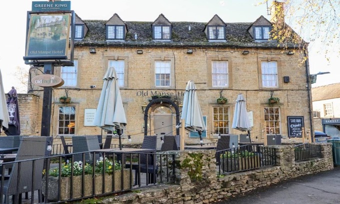 Little Rissington Cottage | Barn in Cotswolds with Hot Tub & Scenic Views