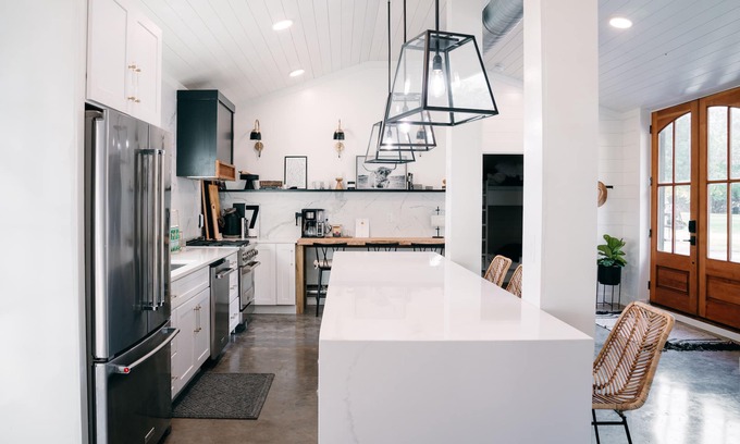 Columbia House | Idyllic Barn Retreat on Modern Farm Near Nashville