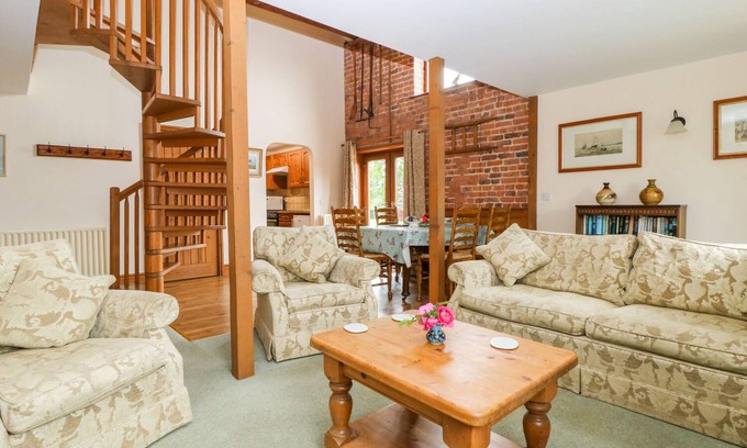 Louth Cottage | Incredible Barn Owl: Oceanfront Stay with Pet-Friendly Comfort