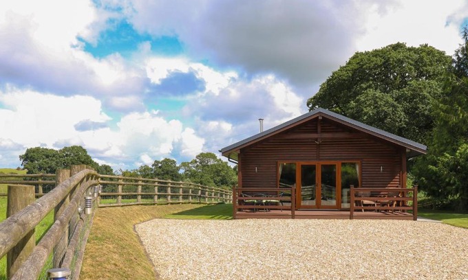 Crediton House | Exceptional Barn Shelley Lodge: 5-Star Child-Friendly Stay