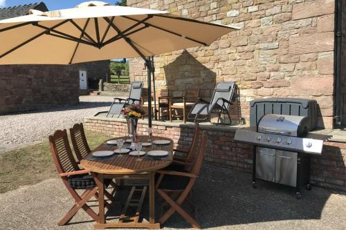 Cauldon Low House | Elegant 2-Bed Barn near Alton Towers with Pet-Friendly Amenities