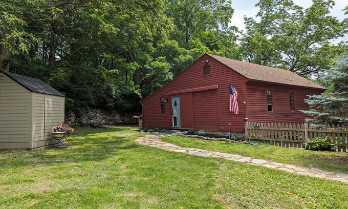Baltic House | Idyllic Barn Stay at Hanover Vineyards with Hot Tub & Pool