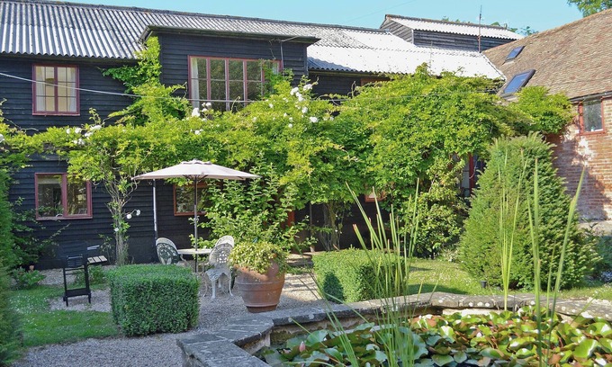 Denton Cottage | Family-Friendly 3 Bedroom Retreat in Acrise near Folkestone