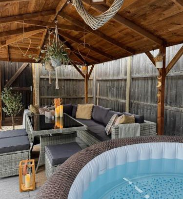Goffs Oak House | Cozy Barn with Inviting Hot Tub – Rated 9.3 by Guests