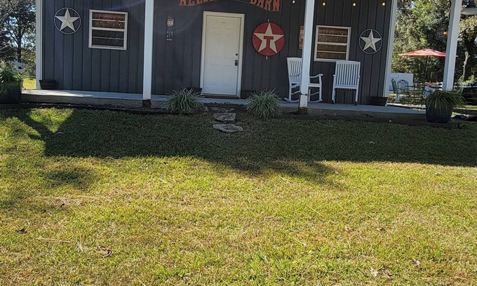 McNeill House | Tranquil Barndominium with Pet-Friendly Amenities