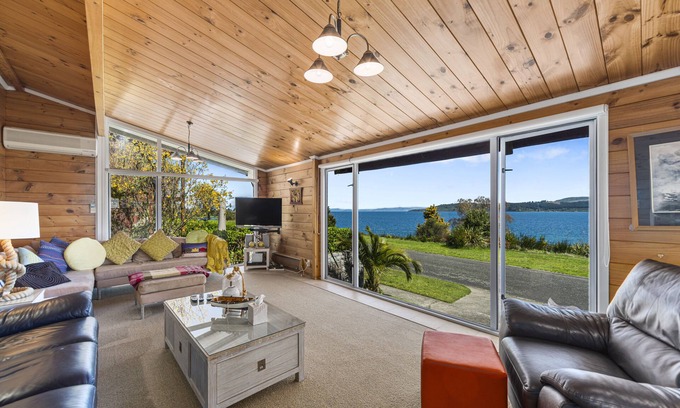 Taupo House | Inviting Barne the Bentley - Family & Pet-Friendly Retreat