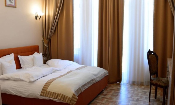 Jimbolia Hotel | Discover Barock Jimbolia: Family-Friendly with Breakfast