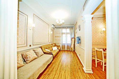 Sukhinovka Apartment | Elegant Barokko Terrassa: 4-Star Stay with 24/7 Access