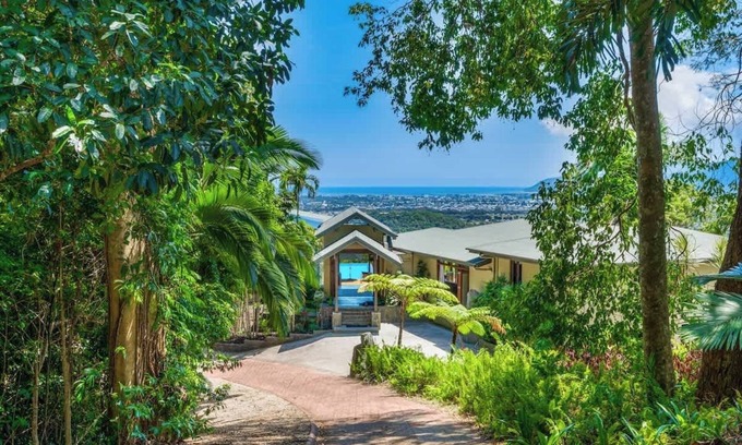 Cairns Villa | Cozy Sirocco: Private Retreat with Kitchen Amenities