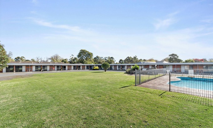 Colac Hotel | Explore Baronga Motor Inn: Family-Friendly with Pool & Kitchen