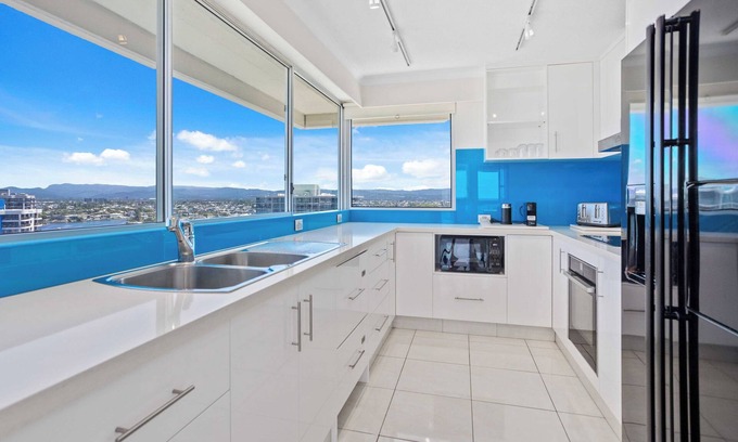 Surfers Paradise Apartment | Discover Baronnet Apartments: Oceanfront Paradise Awaits