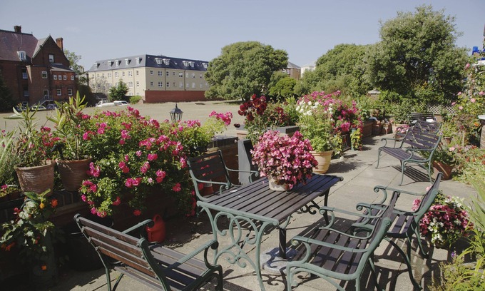 Great Yarmouth House | Discover Barons Court: Family-Friendly with Breakfast Included