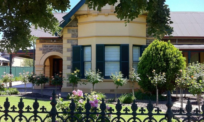 Tanunda House | Discover Barossa Dreams with Pool and Family-Friendly Perks