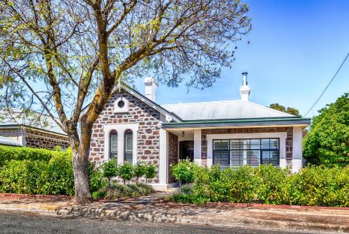 Tanunda House | Experience Barossa Valley View Guesthouse with Pool & Family Fun