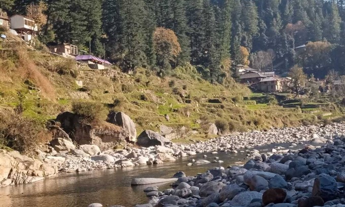 Jogindarnagar Bed & Breakfast | Discover Barot Waterfall Camps and Domes: Family-Friendly Stay