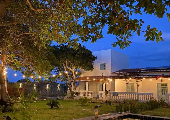 Fortim Ski Chalet | Cozy Barra Beach House: Pet-Friendly with Ocean Views