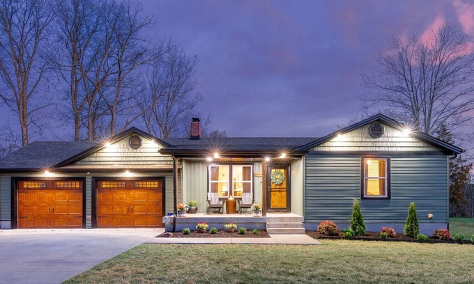 Keene House | Barrel Top Bourbon House: Bourbon Trail, Pool, Hot Tub, Speakeasy, Mini-Golf!