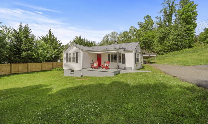 Jefferson House | Pet-Friendly Barrett Place: Guest Rated 9.8 in Jefferson, NC