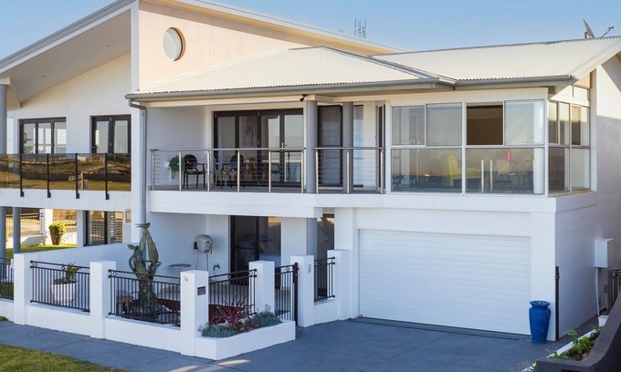 Stockton House | Beachfront Bliss at Barrie Charm with Ocean Views