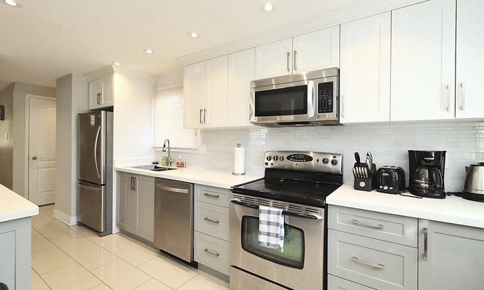 Barrie House | Comfortable Barrie House with Spa and Hot Tub Amenities