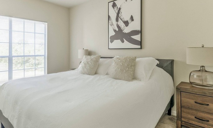 Southbelt/Ellington Apartment | Barsala l Settler’s Ranch 1BD: Fitness, Pool & More!