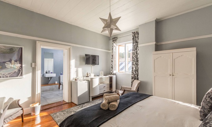 Grahamstown House | Explore Bartholomew's Loft: Family-Friendly with Pool & Breakfast
