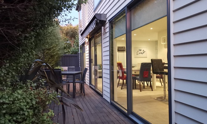 Riccarton House | Exceptional Stay at Bartlett By The Park Front - Book Today!