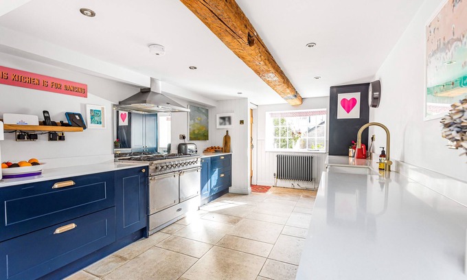 Holworth Bed & Breakfast | Top-Rated Barton Cottage Bed and Breakfast with Kitchen Access
