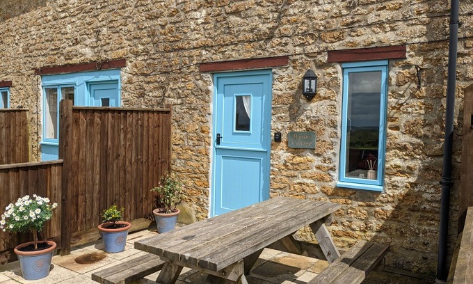West Compton Cottage | Delightful Barton Cottage: Pet-Friendly Retreat by the Ocean