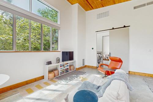 Barton Hills House | Barton Hills 1/1 Casita w/full kit/den
