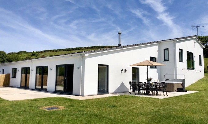 West Down Apartment | Relax at Barton Rock: Spacious Retreat with Hot Tub