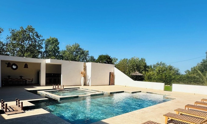 Les Pennes-Mirabeau Villa | Idyllic Villa with Pool House and Ocean View Retreat