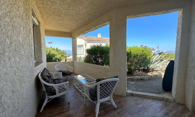 Pietrosella Villa | Bas de villa Climatisé et wifi 2 chambre pour 4 personnes et petite vue mer