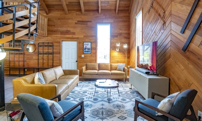 Northface Ski Chalet | Base Camp - 175 Slopeside RoadBase Camp - Walk-to-Slope at Timberline Mountain, Dog Friendly, Air Conditioning