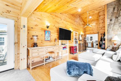 Banner Elk House | Discover Base Camp Lodge: A Pet-Friendly Retreat