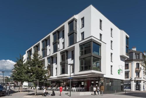 Nyon Hotel | Pet-Friendly Base Nyon: 4-Star Stay with Excellent Ratings