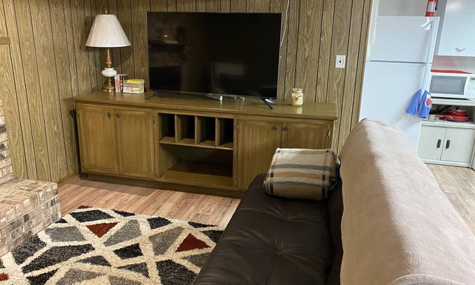 Lee's Summit Apartment | Pet-Friendly Basement Apartment with Garage & Breakfast