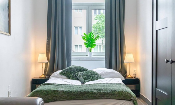 Meidling Apartment | Convenient 1BR Apartment with Kitchen & Family-Friendly Amenities