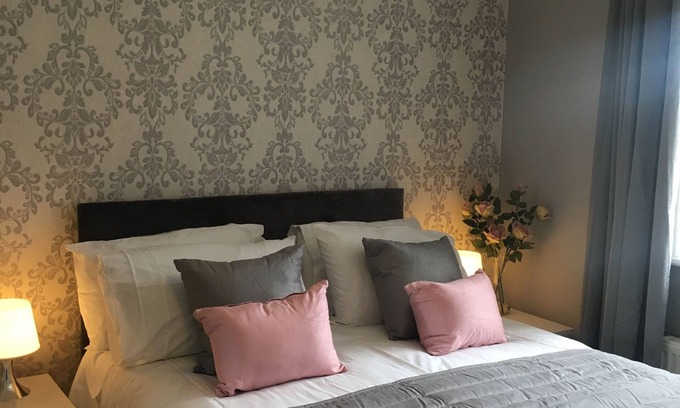 Laindon House | Top-Rated 3-Bedroom House in Basildon with Family Amenities