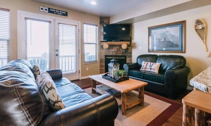 Eden Condo | Relaxing Basin Lakeside Getaway with Spa & Pool Access