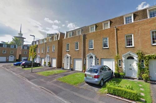 Basingstoke House | Family-Friendly Basingstoke Townhouse with High Guest Ratings