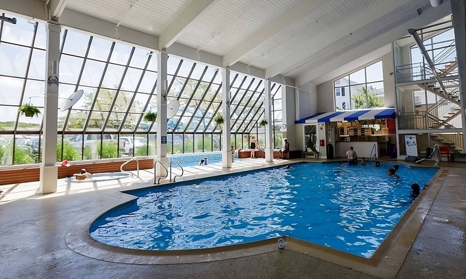 Silver Beach Hotel | Relax by Wood Neck Beach with Free Parking & Ocean Views